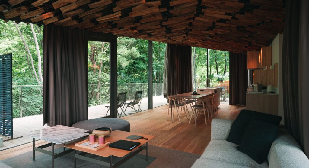 別墅套房－大地，木柴設計的天花板，廚房設備齊全，有大型露台空間和私人露天浴池