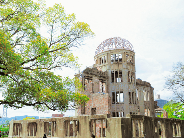 原廣島縣產業振興館建於 1915 年，面向本安川，位於相井橋南側。