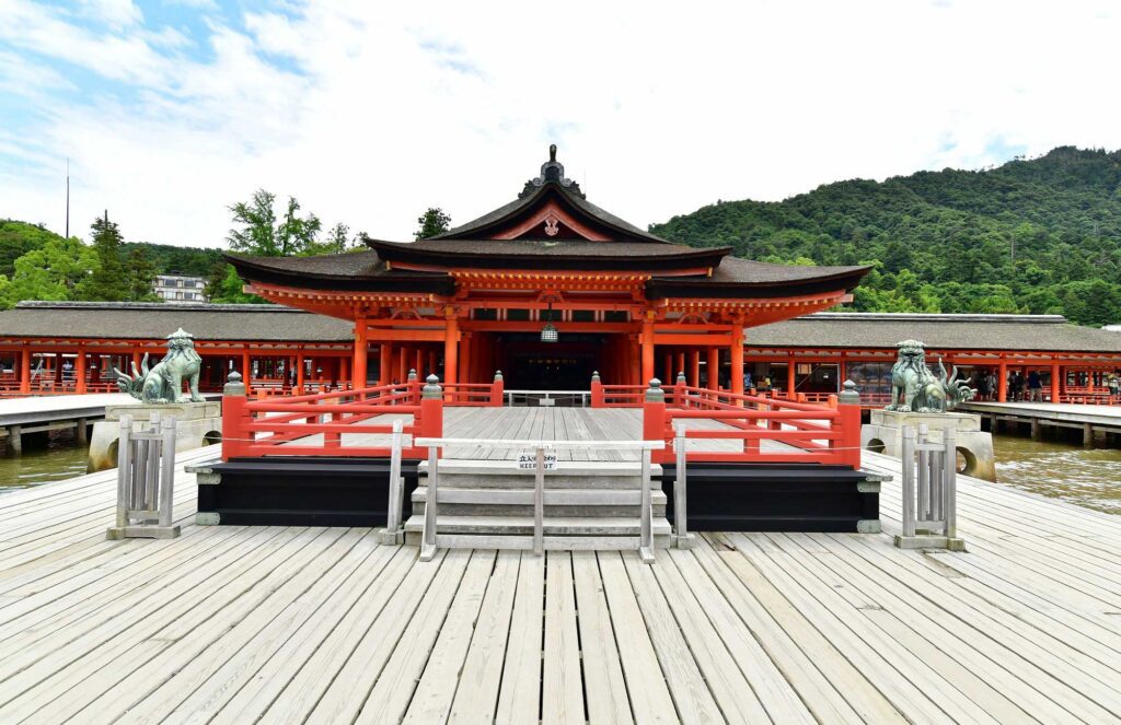 是一座宏偉的古老神社，擁有平安時代的建築之美，其獨特的構圖看起來像大海。