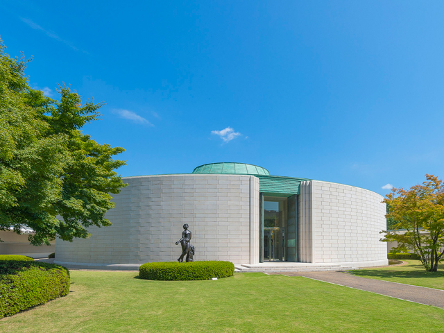 廣島美術館位於廣島市中央公園的中央，四周綠樹成蔭，是為紀念廣島銀行成立 100 週年而於 1978 年 11 月設立的。