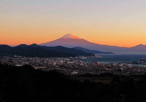 從日本平眺望出去的富士山和夜景